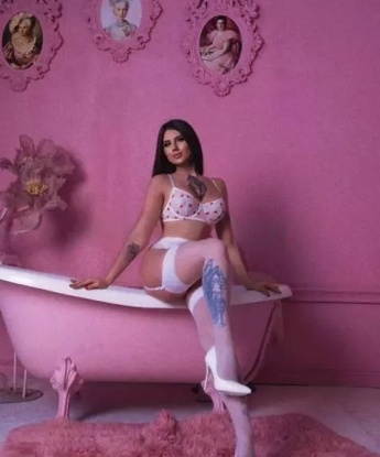 Ик! 🌸 Я именно та креативная и нежная леди, о которой ты мечтал... и определенно незабываемая проститутка в Москве! 💋 У меня есть все, чтобы сделать наше свидание незабываемым. 😉 Живу я в самом сердце Москвы, где встретимся с тобой и погрузимся в нашу сказочную и незабываемую встречу. 🌃
Что касается услуг, то у меня их будет предостаточно, чтобы удовлетворить самые смелые фантазии... Ты можешь рассчитывать на щедрую порцию страсти, нежности, энергичности и пикантности в каждом движении. 😘 Эмоциональный контакт со мной будет неистовым, а мои нежные руки наполнят тебя незабываемым удовольствием. ✨
У меня есть шикарные фото, которые ты можешь посмотреть, чтобы убедиться, какая я соблазнительная и привлекательная. 📸 Что еще... Ах да! У меня есть целый букет положительных отзывов от моих довольных клиентов, которые говорят о моей профессиональности и индивидуальном подходе. 🌟 Так что дорогой, не упусти возможность погрузиться в сладостные моменты совместного времяпрепровождения со мной! 💕 До встречи! Арина